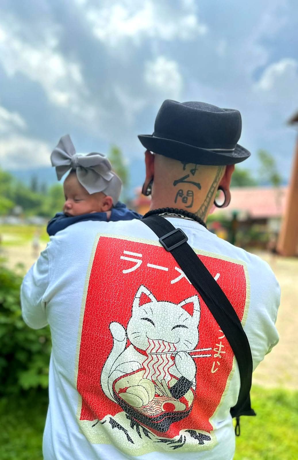 Sebastian od tyłu, w kurtce z japońskim motywem