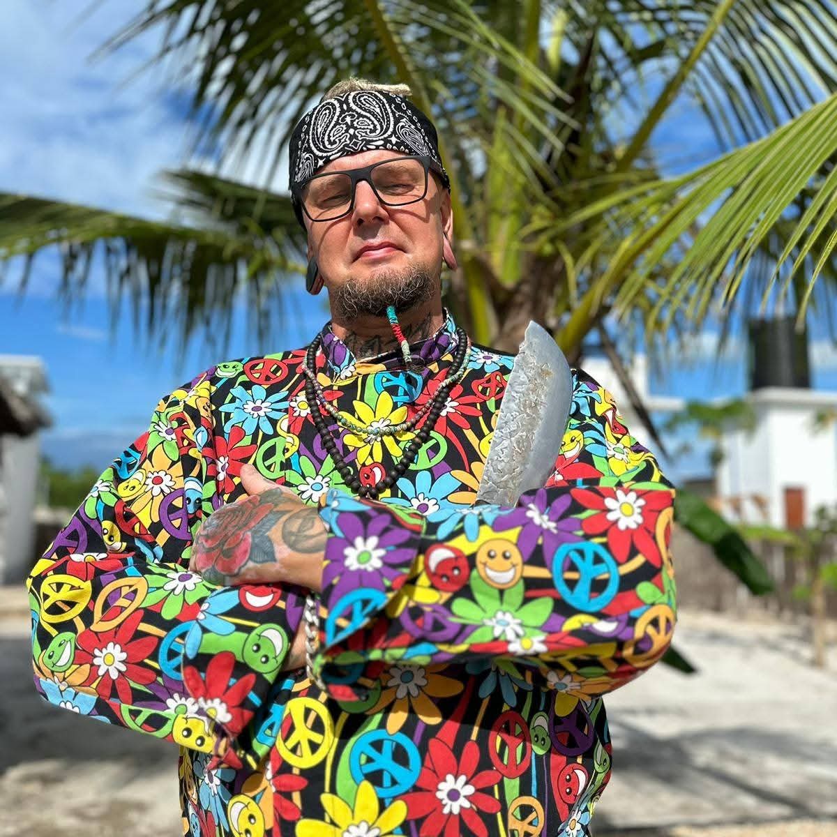 Sebastian Bachanek na plaży, pod palmami