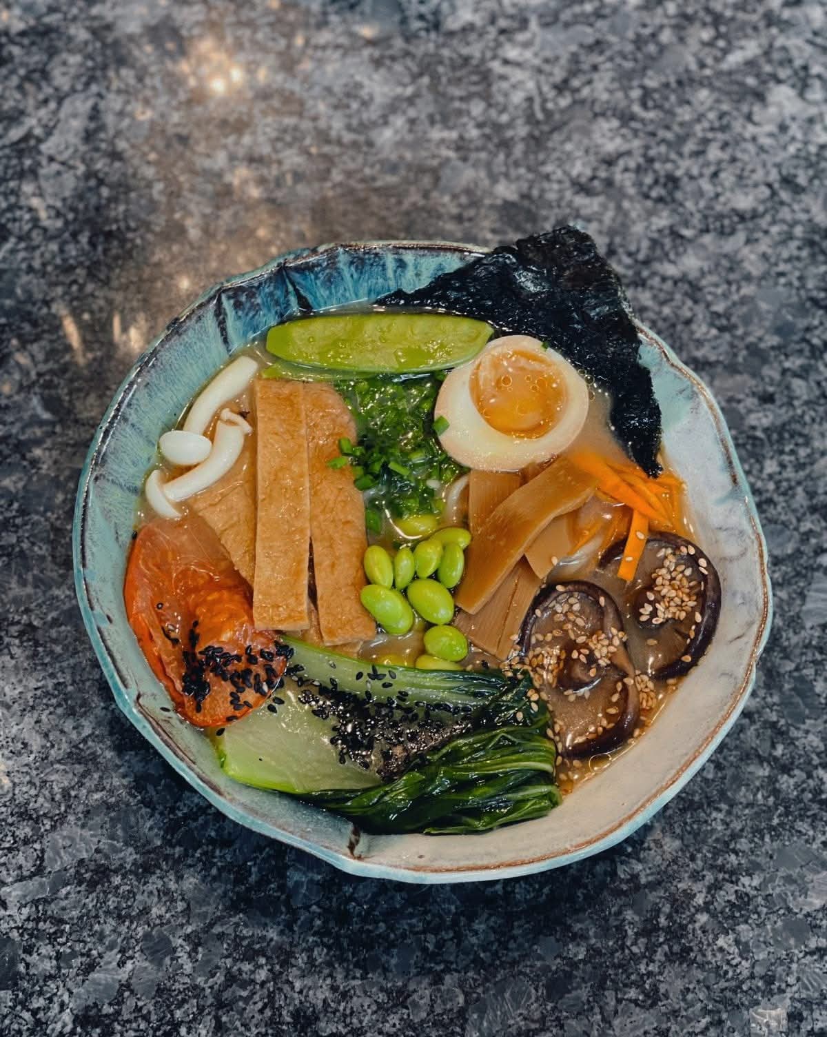 Ramen z jajkiem, grzybami, warzywami i nori